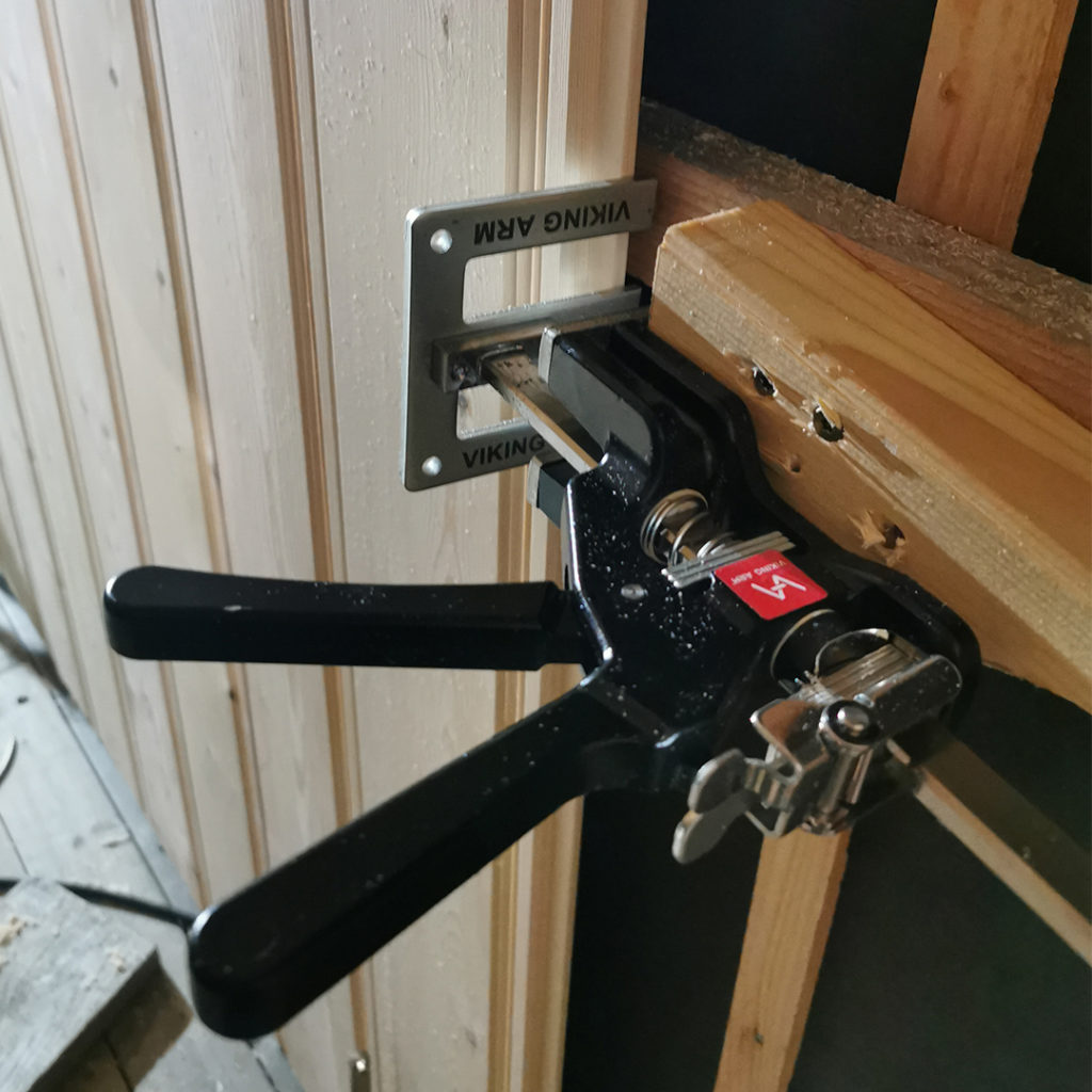 Using the Viking Arm to tightening wall panels