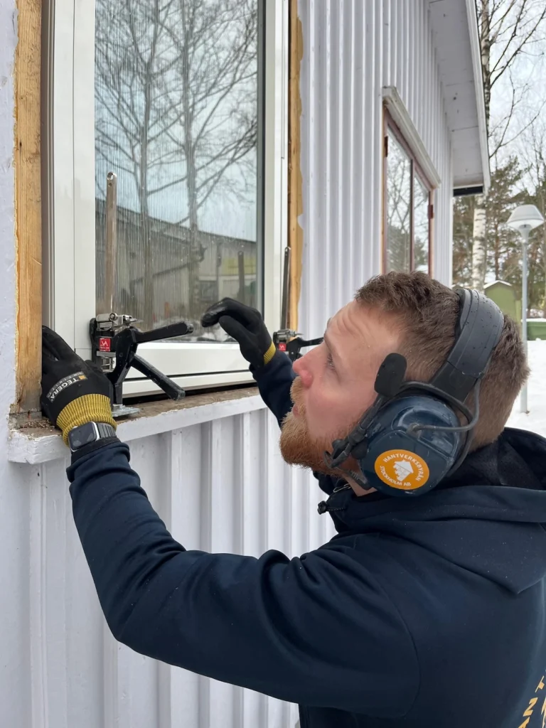 Installing windows with viking arm lifting tool