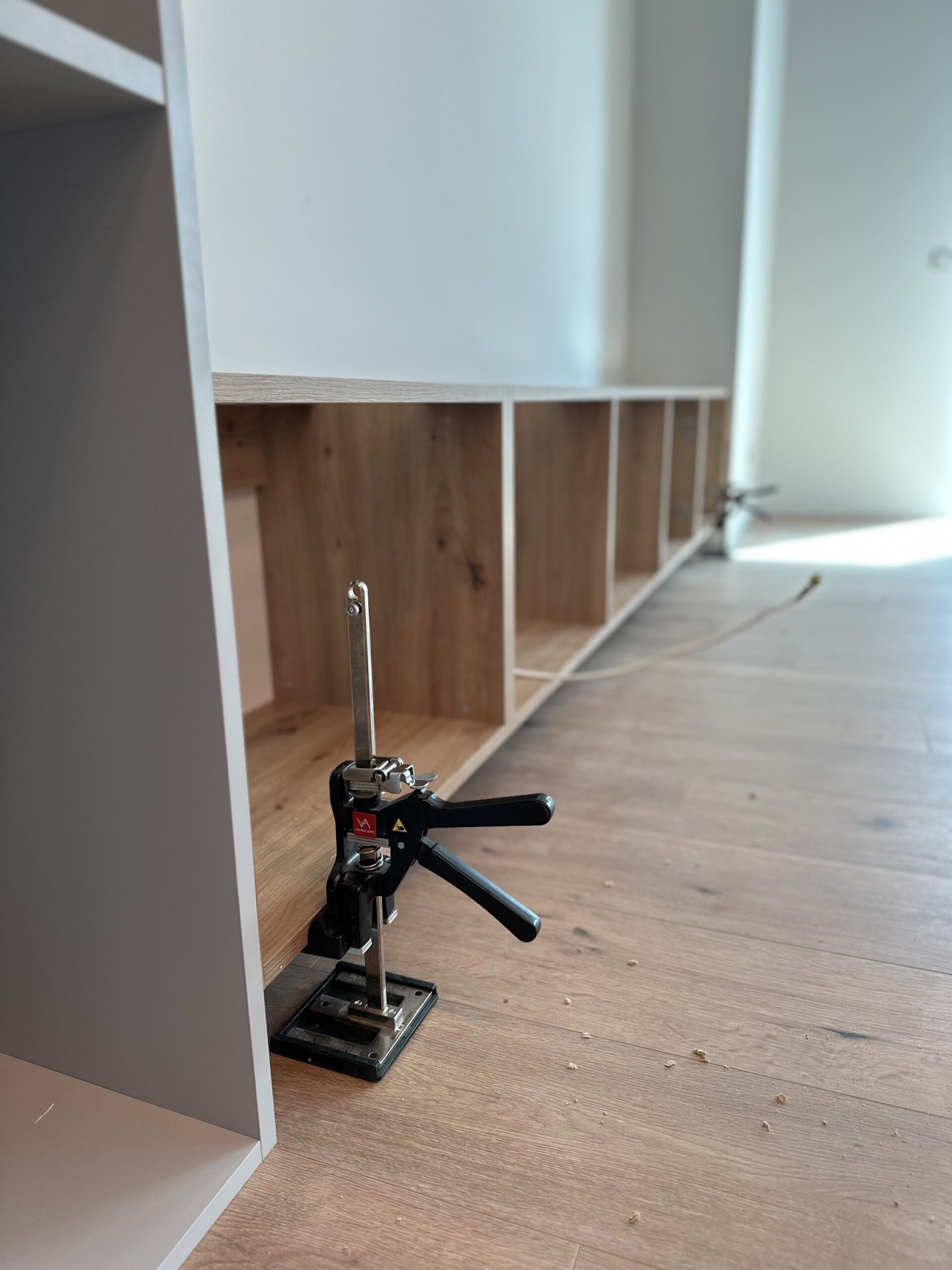 Mounting tool for cabinets viking arm
