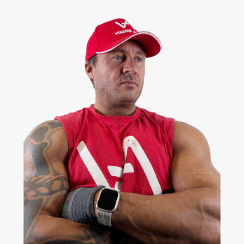Red cap with Viking Arm logo from side front - On modeel